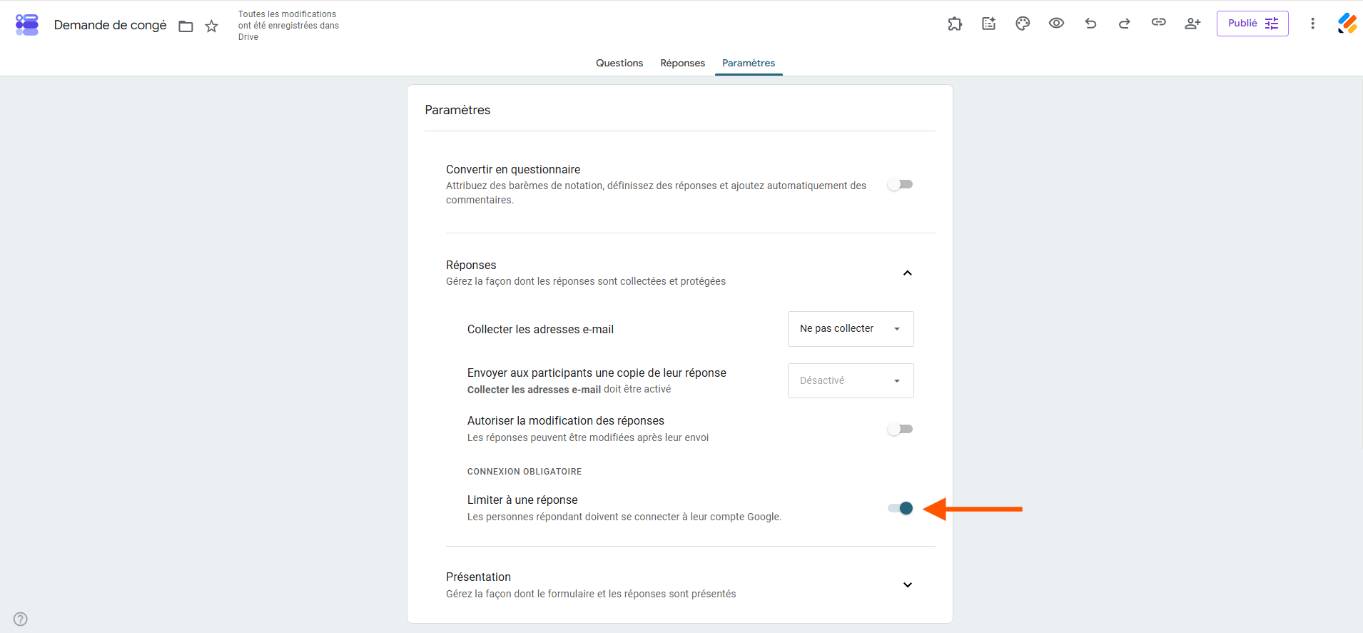 Capture d'écran de l'onglet Paramètres d'un formulaire Google Forms avec une flèche pointant vers Limiter à une réponse