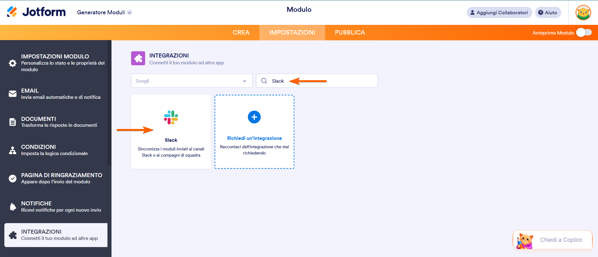 Screenshot del menu delle impostazioni di Jotform, con frecce che puntano alla barra di ricerca con "Slack" inserito e all'integrazione Slack