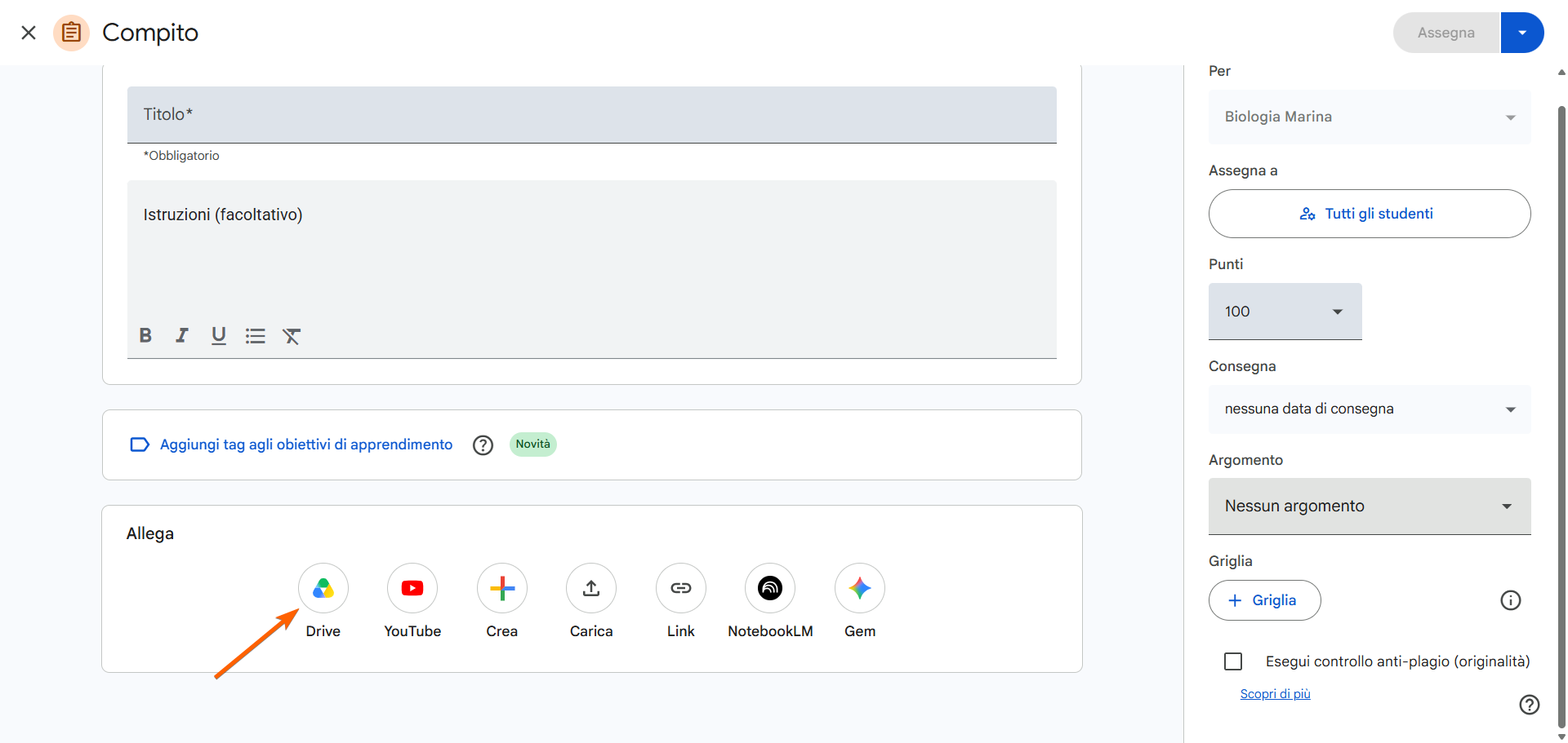Screenshot di Google Classroom con una freccia che punta al pulsante Drive