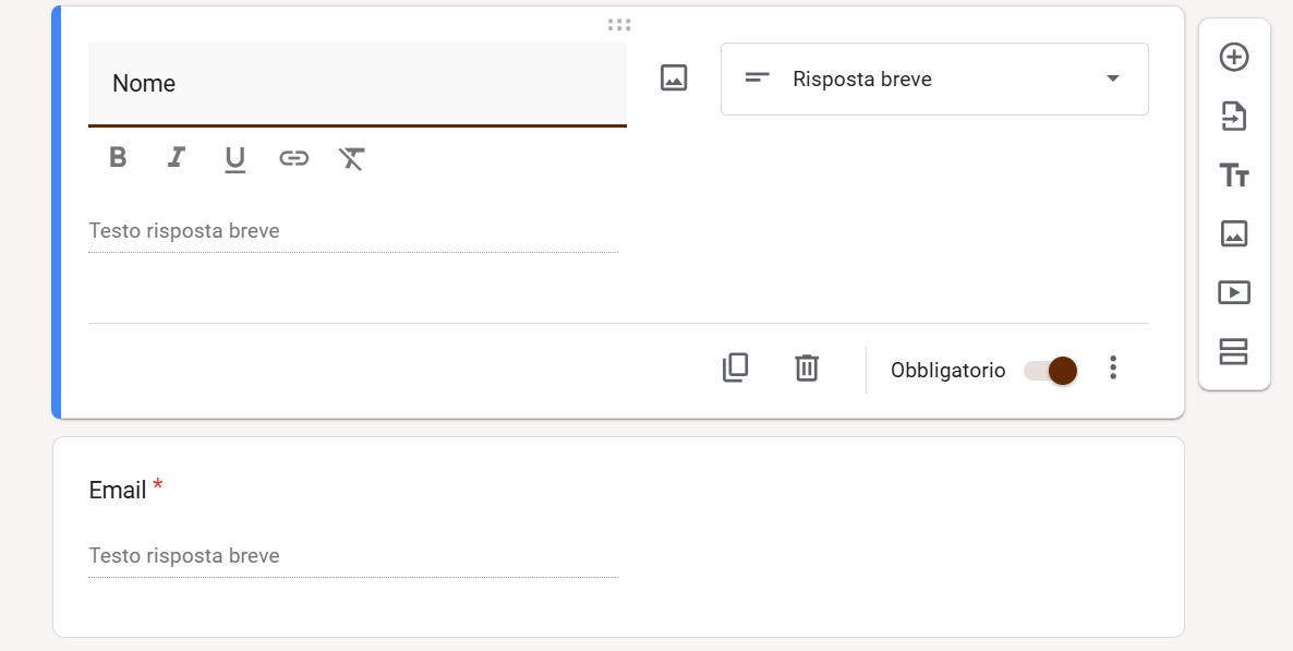 Screenshot di domande di esempio su un modulo Google con l'interruttore "Obbligatorio" in posizione "on"