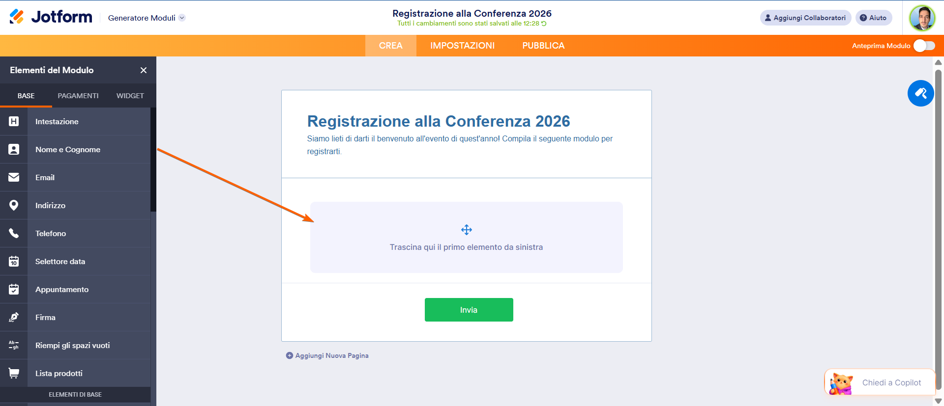 Schermata del Generatore di moduli Jotform che mostra un titolo "Modulo di registrazione alla conferenza 2026" e una barra laterale con elementi del modulo da aggiungere