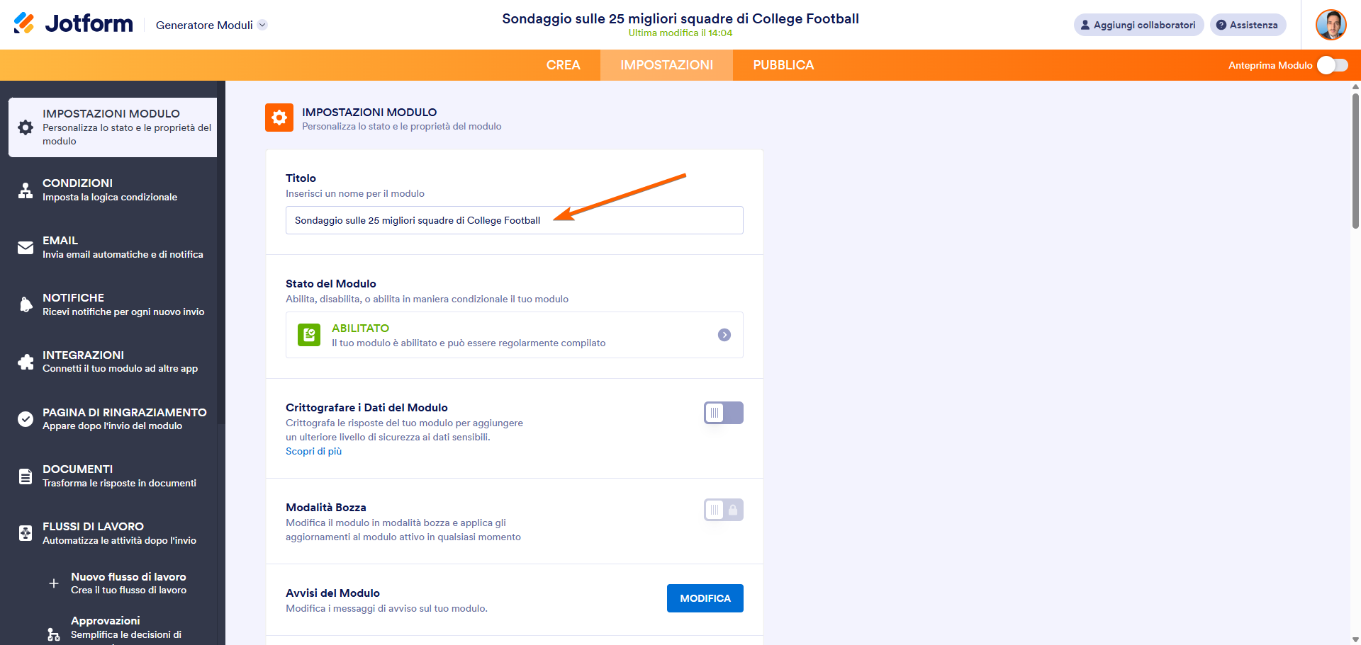 Scheda delle impostazioni in un generatore di moduli che mostra il campo del titolo per 'Sondaggio Top 25 College Football' e una freccia che indica il Titolo di un modulo