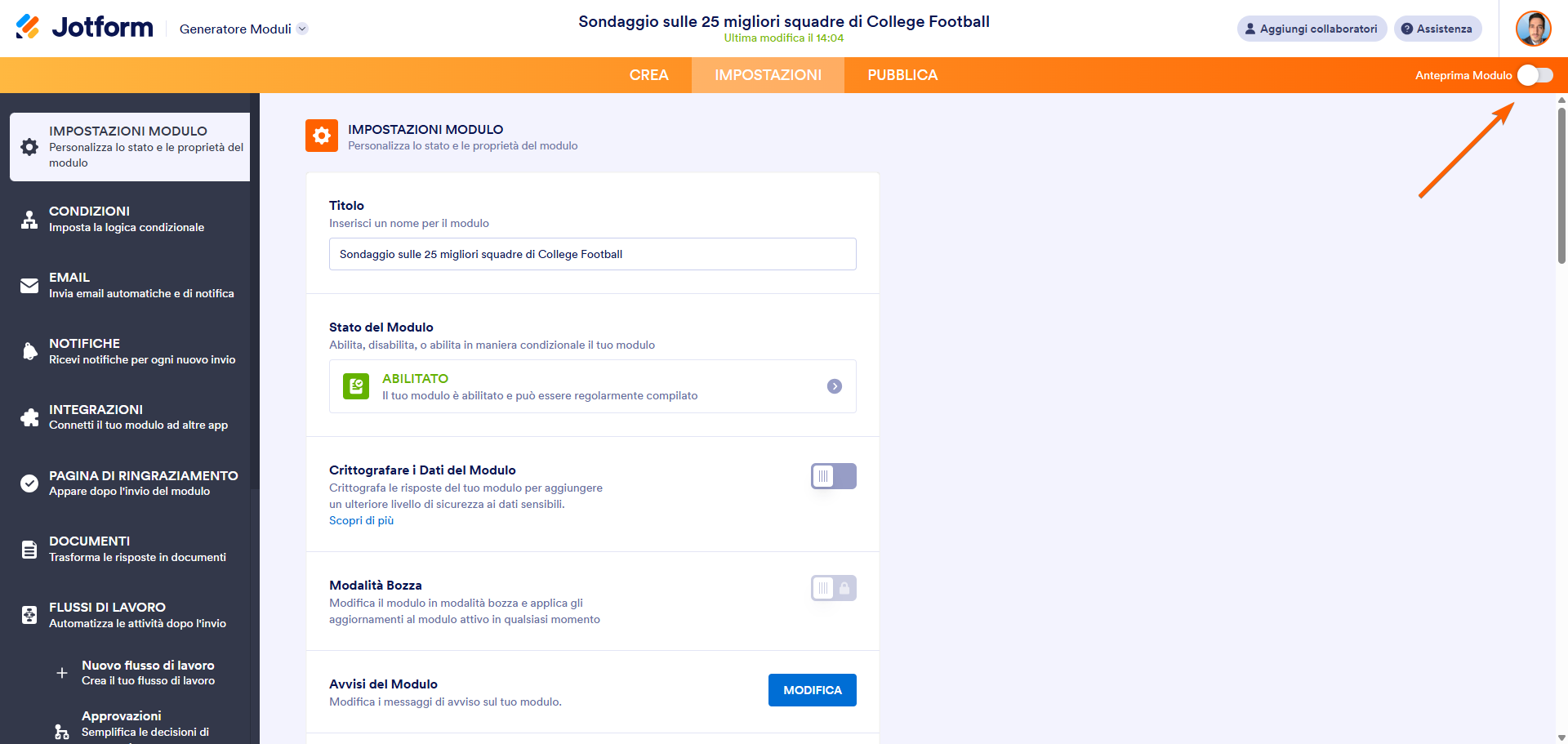 Interfaccia del generatore di moduli con una freccia he punta sul pulsante 'Anteprima Modulo' per visualizzare il modulo 'Sondaggio Top 25 College Football'