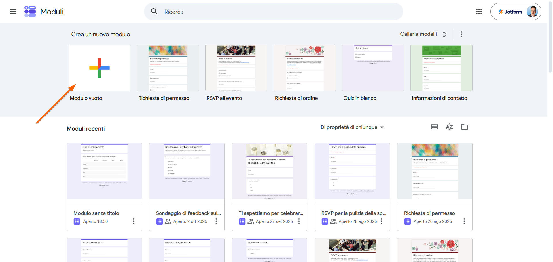 Interfaccia della pagina web di Moduli Google che mostra le opzioni per iniziare un nuovo modulo, la galleria dei modelli e un elenco di moduli recenti