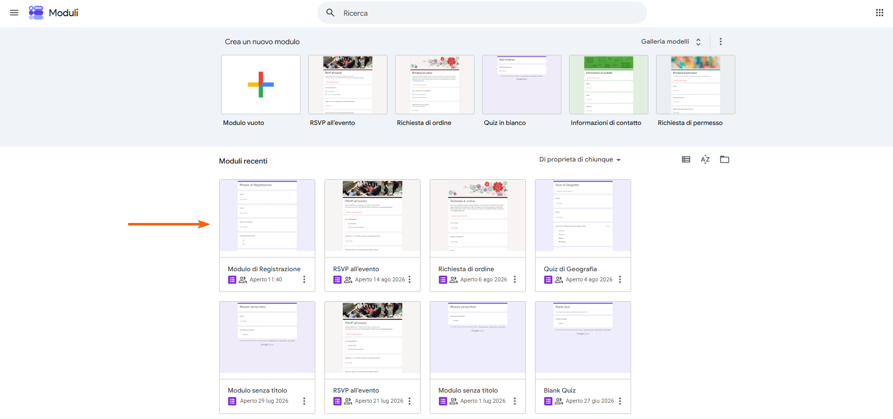Screenshot della pagina home di Moduli Google con una freccia che punta a un modulo etichettato "Modulo di RSVP all'evento"