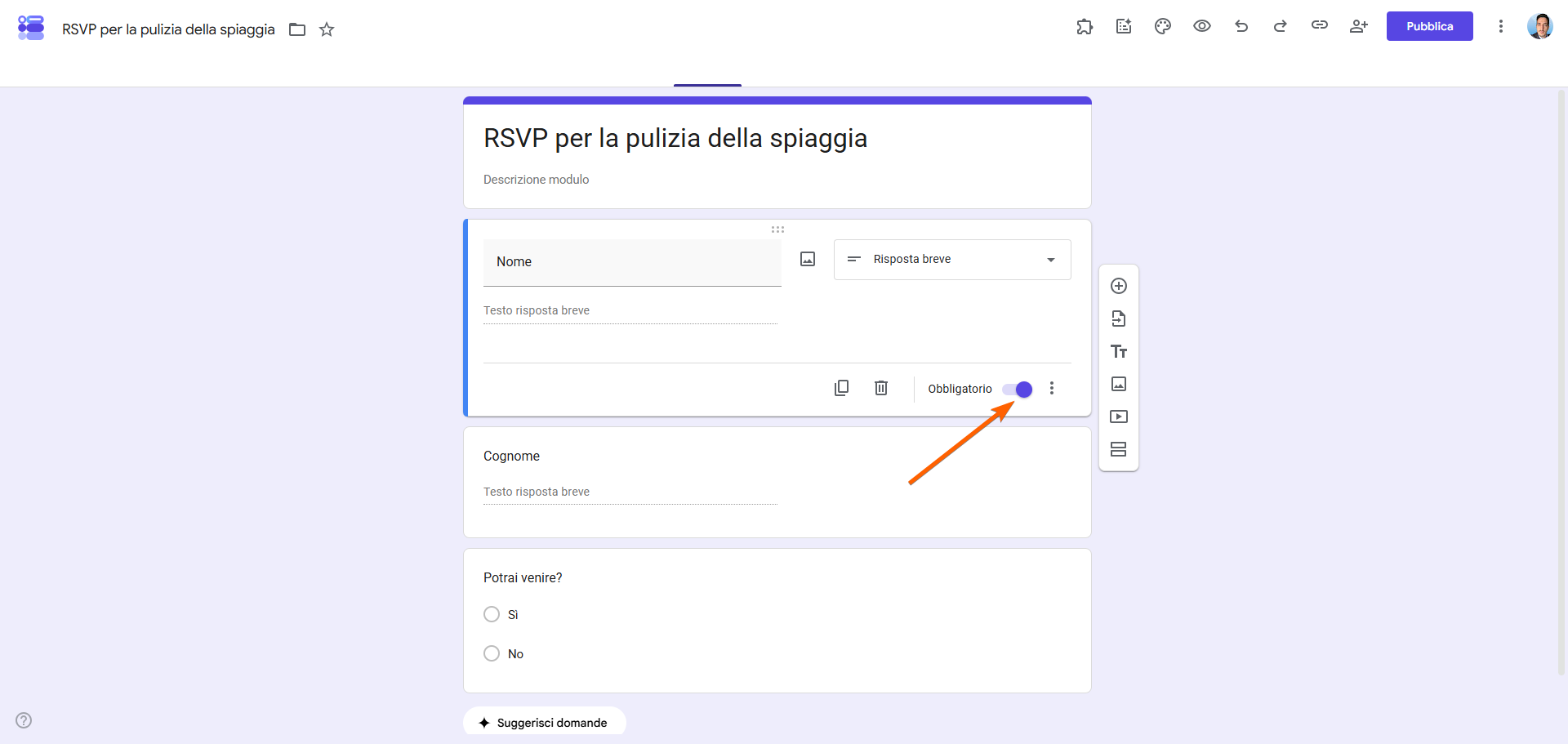 Screenshot del costruttore di Moduli Google con una freccia che punta al pulsante Interruttore obbligatorio in basso a destra della domanda