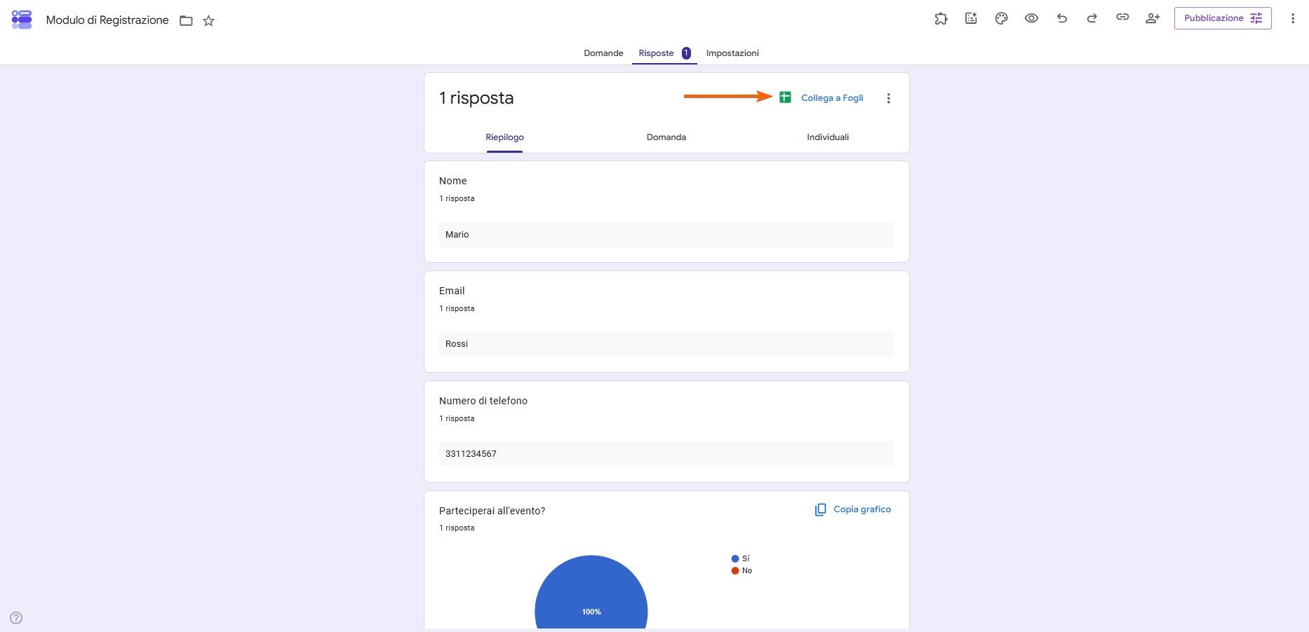 Screenshot di un modulo Google con una freccia che punta al pulsante "Collega a Fogli" nella scheda "Risposte"