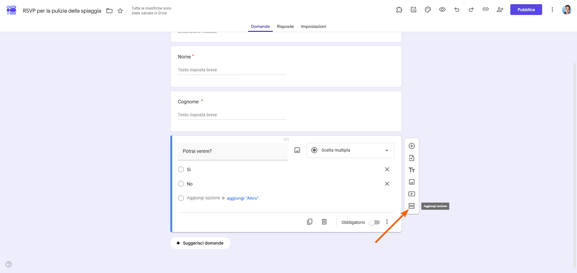 Screenshot del costruttore di Moduli Google, con una freccia che punta all'opzione Aggiungi sezione a destra della domanda