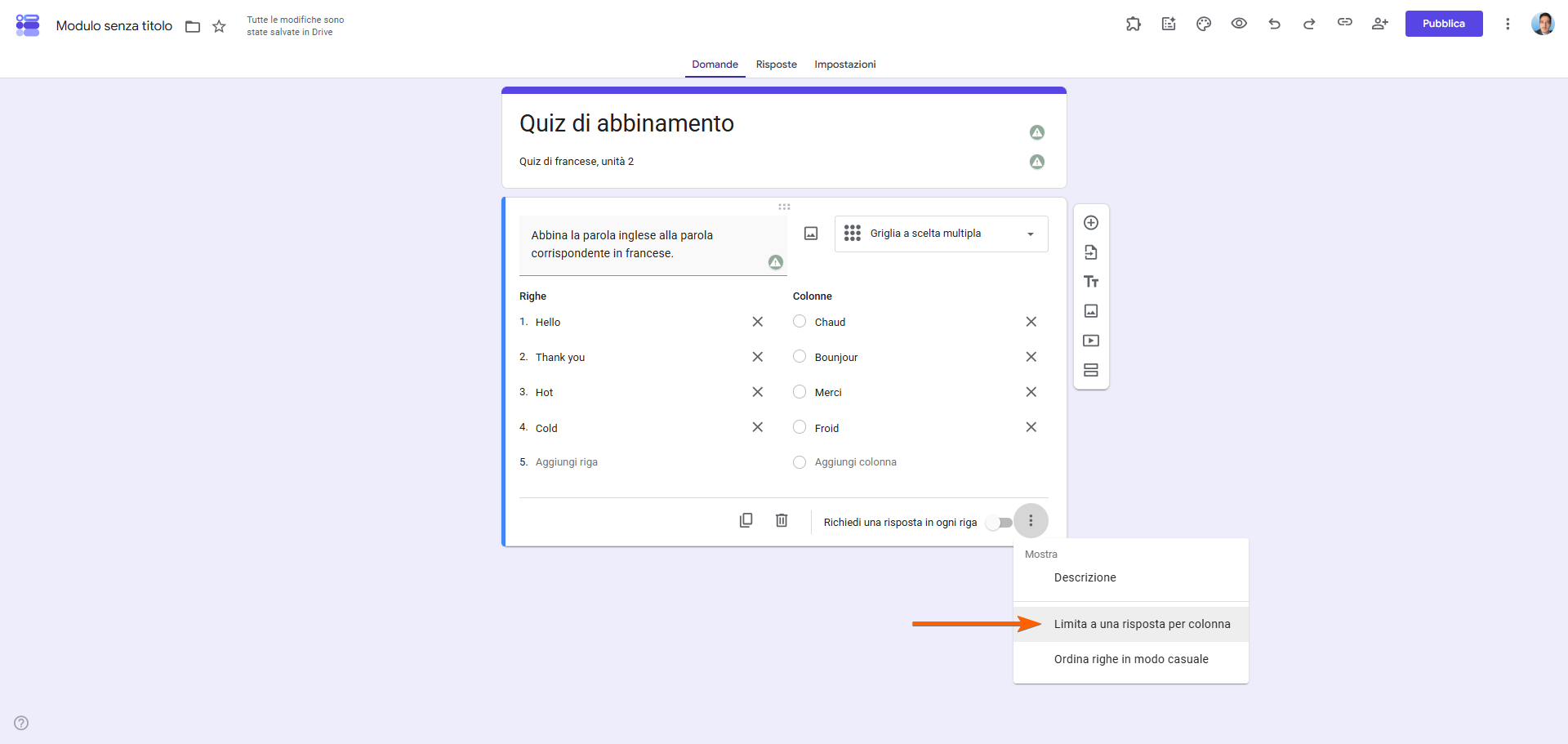 Screenshot dello stesso modulo Google con le domande e risposte completamente scritte e una freccia che punta a "Limita a una risposta per colonna"