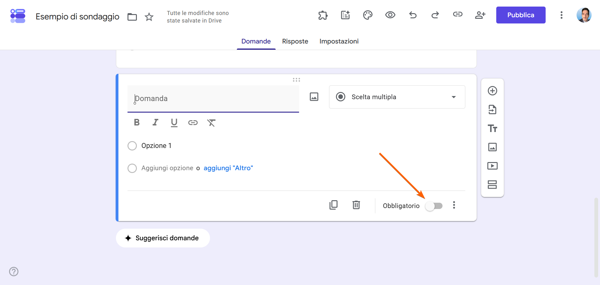 Strumento di sondaggio online con un editor di domande che evidenzia l'opzione per rendere una domanda obbligatoria
