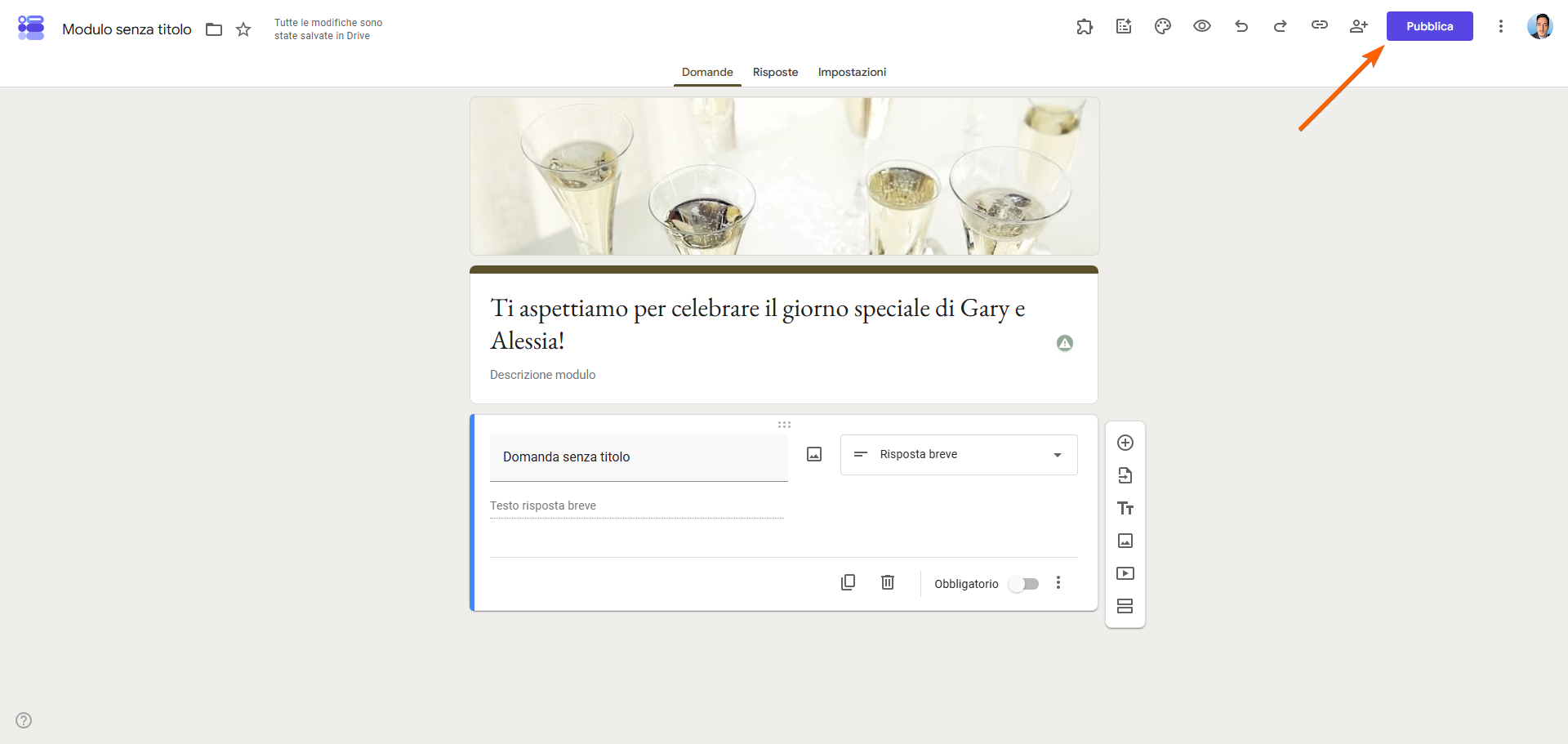 Un screenshot di un modulo Google di RSVP per il matrimonio di Gary e Alessia' con una freccia che punta al pulsante viola 'Pubblica' nell'angolo in alto a destra