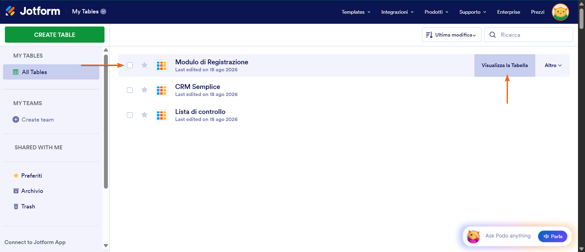 Screenshot della homepage di Tabelle Jotform Tables una freccia che punta a una tabella etichettata "Modulo di Registrazione" e al pulsante "Visualizza la Tabella"