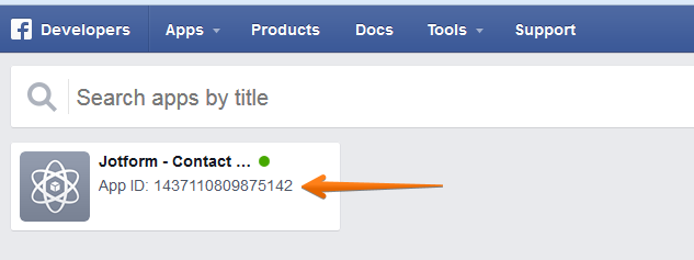 Capture d'écran de la page avec le code du formulaire de contact Jotform et une flèche qui pointe dessus