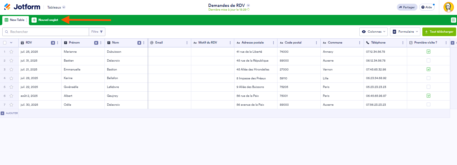 Capture d'écran d'un tableau avec une flèche pointant sur l'onglet Nouvel onglet dans les Tableaux Jotform