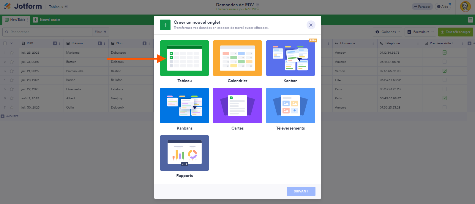 Capture d'écran de la fenêtre contextuelle Créer un nouvel onglet avec les options de vues et une flèche pointant sur Tableau dans les Tableaux Jotform