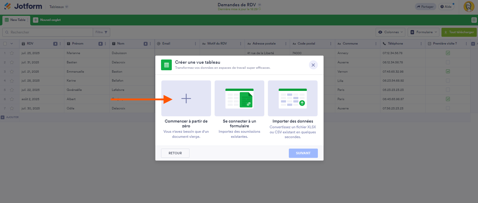 Capture d'écran de la fenêtre contextuelle Créer une vue tableau avec une flèche pointant vers Commencer à partir de zéro dans les Tableaux Jotform