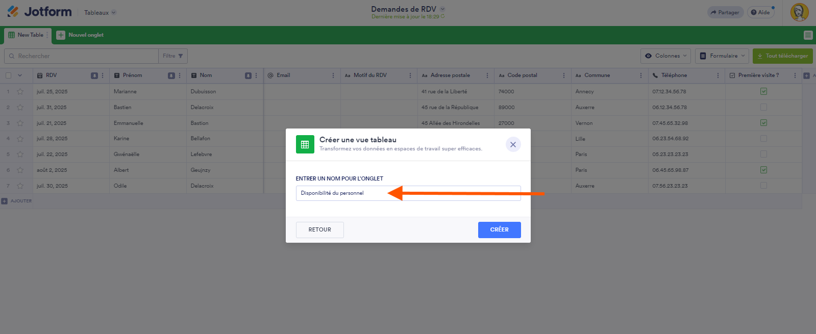 Capture d'écran de la fenêtre contextuelle Créer une vue tableau avec le champ de saisie du nom de l'onglet et une flèche pointant sur ce champ dans les Tableaux Jotform
