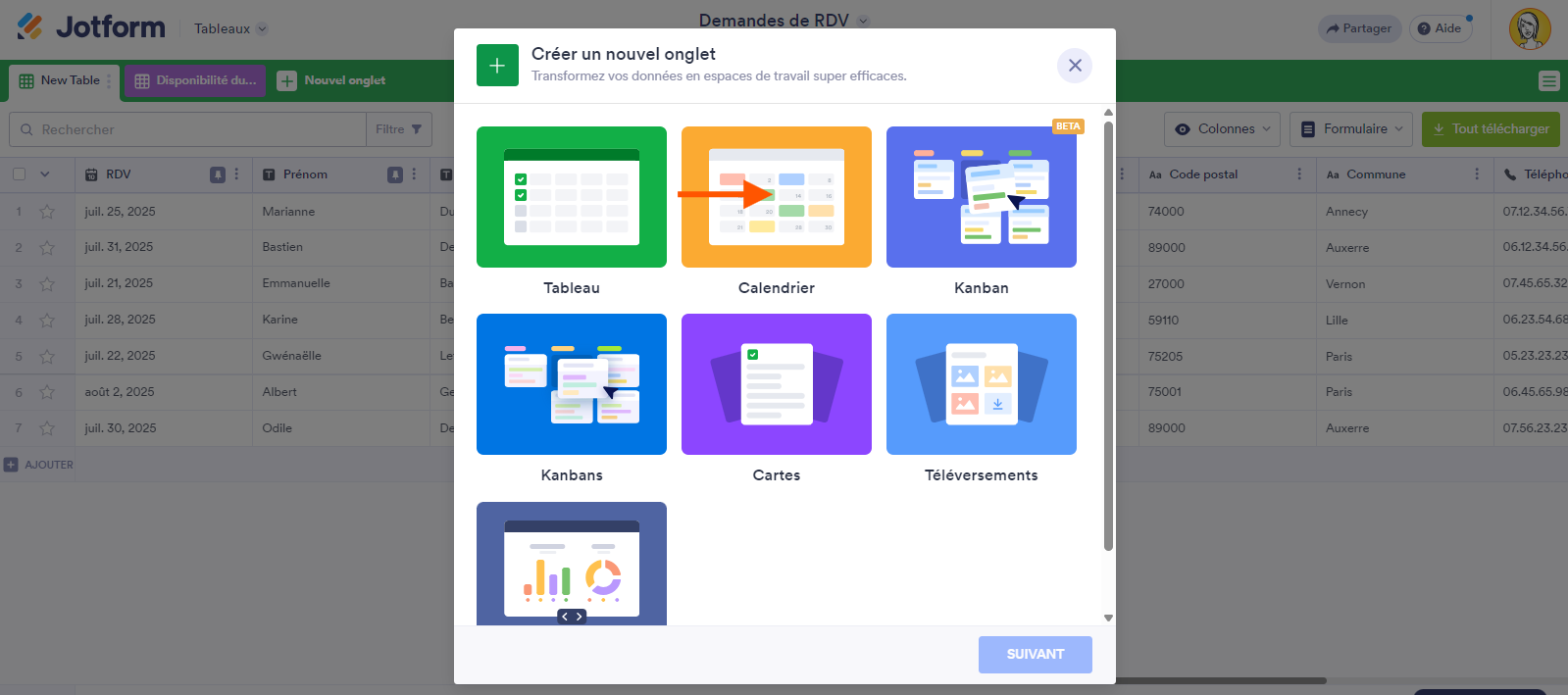 Capture d'écran de la fenêtre contextuelle Créer un nouvel onglet avec une flèche pointant sur la vue Calendrier dans les Tableaux Jotform
