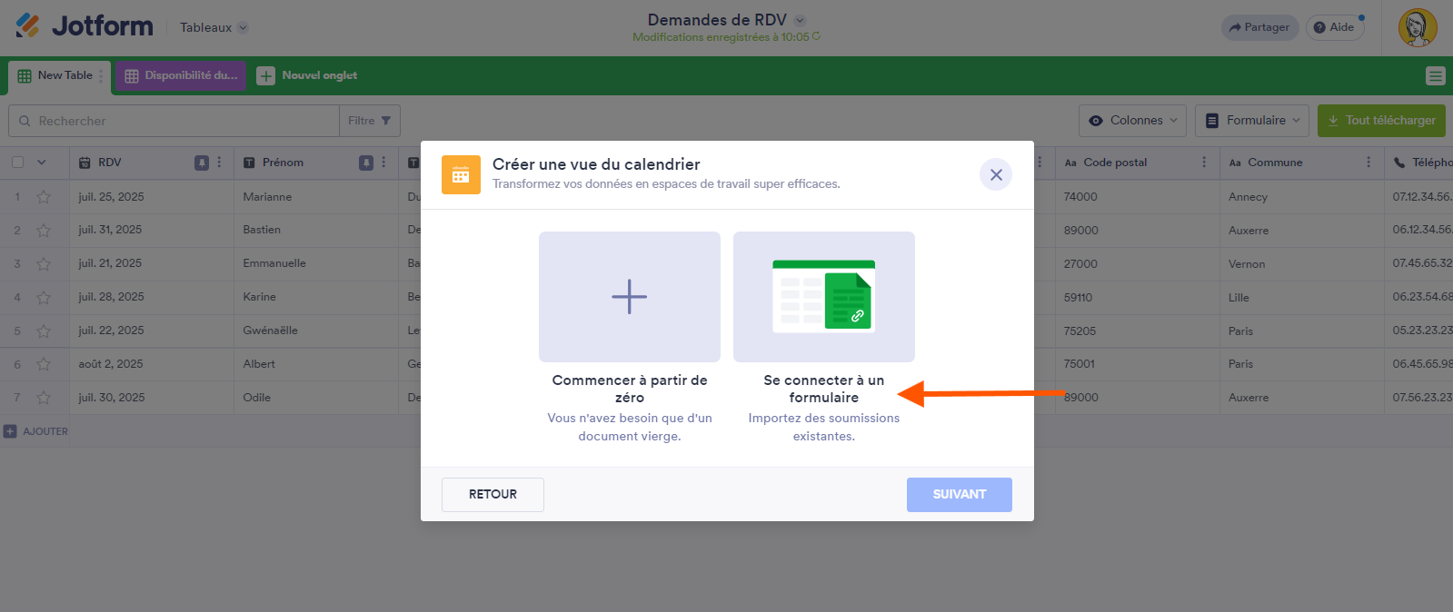 Capture d'écran de la fenêtre contextuelle Créer une vue du calendrier avec une flèche pointant vers Se connecter à un formulaire dans les tableaux Jotform