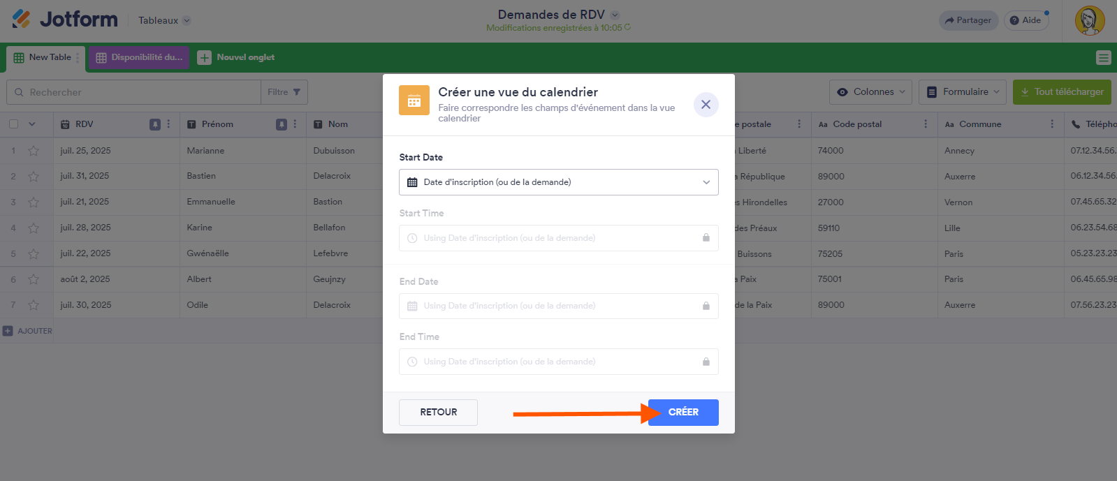 Capture d'écran de la fenêtre contextuelle Créer une vue du calendrier avec les options de champs de formulaire à inclure ou à associer dans les Tableaux Jotform