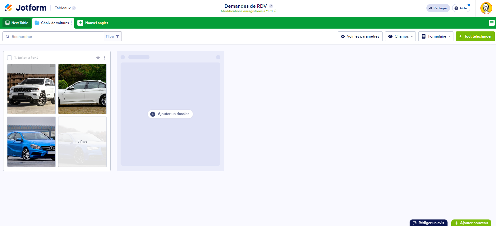 Capture d'écran d'une Vue Téléversements avec un dossier de photos de voitures dans les Tableaux Jotform