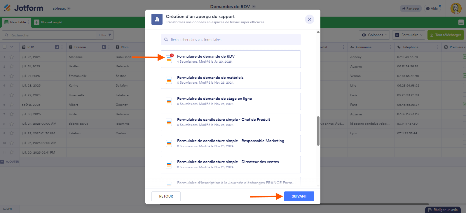 Capture d'écran du sélecteur de formulaires dans la fenêtre contextuelle Créer une vue Rapport avec une flèche pointant vers le formulaire sélectionné et une flèche pointant sur le bouton Suivant dans les Tableaux Jotform