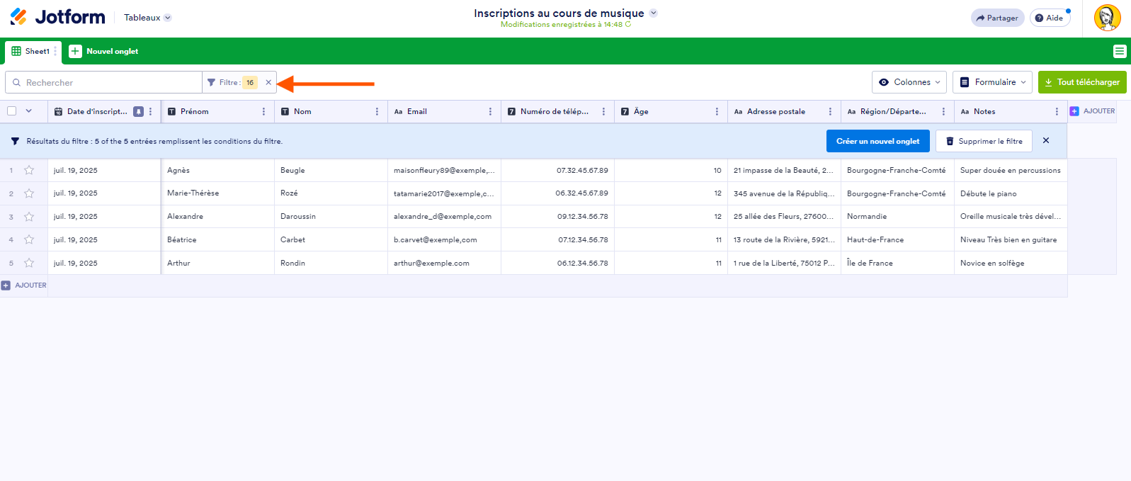 Capture d'écran avec une flèche pointant vers le x de suppression du filtre actuel dans les Tableaux Jotform