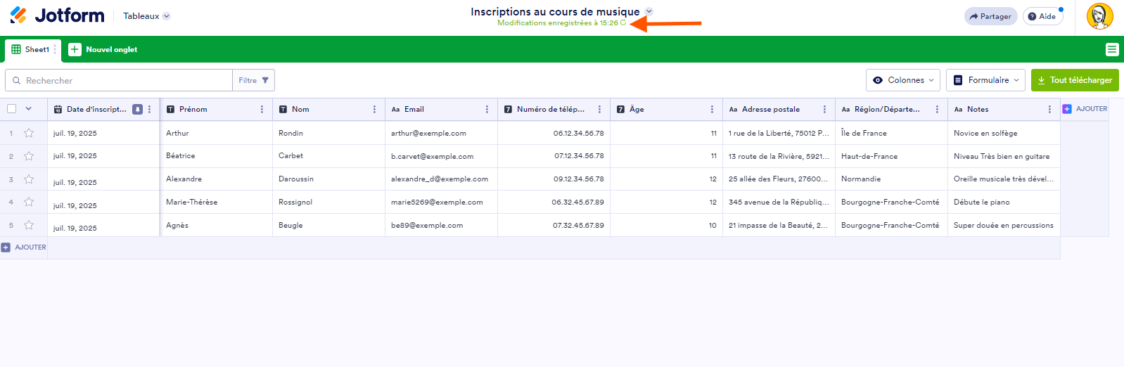 Capture d'écran d'un tableau avec une flèche pointant vers l'icône circulaire pour ouvrir l'Historique des révisions dans les Tableaux Jotform