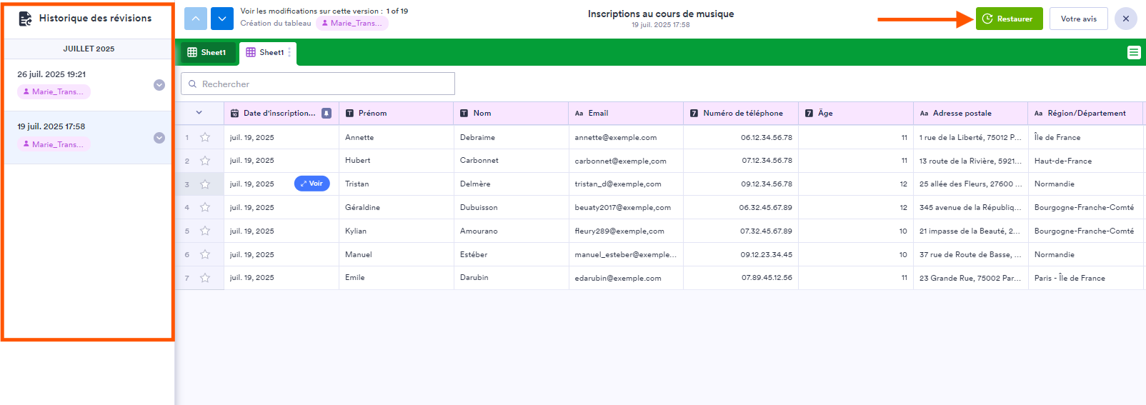 Capture d'écran du tableau avec un encadré rouge autour du volet à gauche répertoriant les versions antérieures et une flèche pointant sur le bouton Restaurer dans les Tableaux Jotform