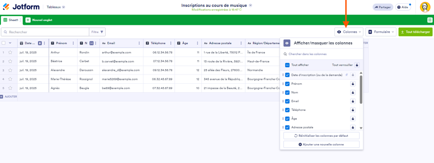 Capture d'écran avec une flèche pointant vers les 3 points verticaux de l'onglet et une autre vers l'option Gérer les Colonnes dans les Tableaux Jotform