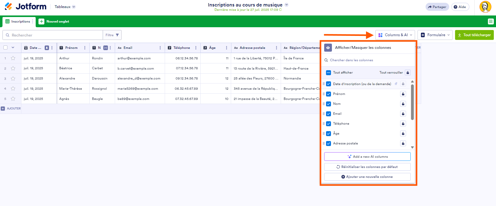 Capture d'écran d'un tableau dans les Tableaux Jotform avec une flèche pointant vers le bouton Colonnes & AI et un encadré rouge autour des options que propose la liste déroulante