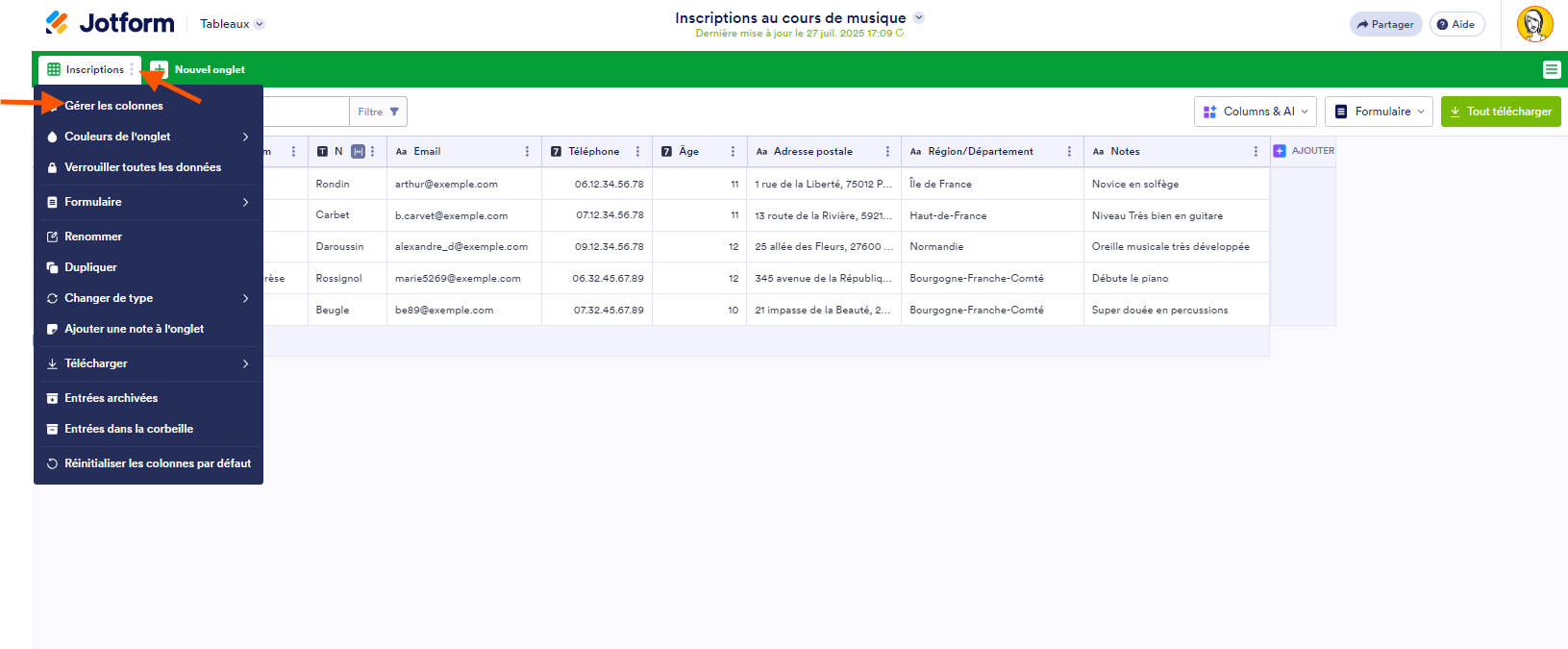 Capture d'écran d'un tableau dans les Tableaux Jotform avec une flèche pointant sur les trois boutons verticaux de l'onglet et une flèche sur Gérer les colonnes dans la liste déroulante