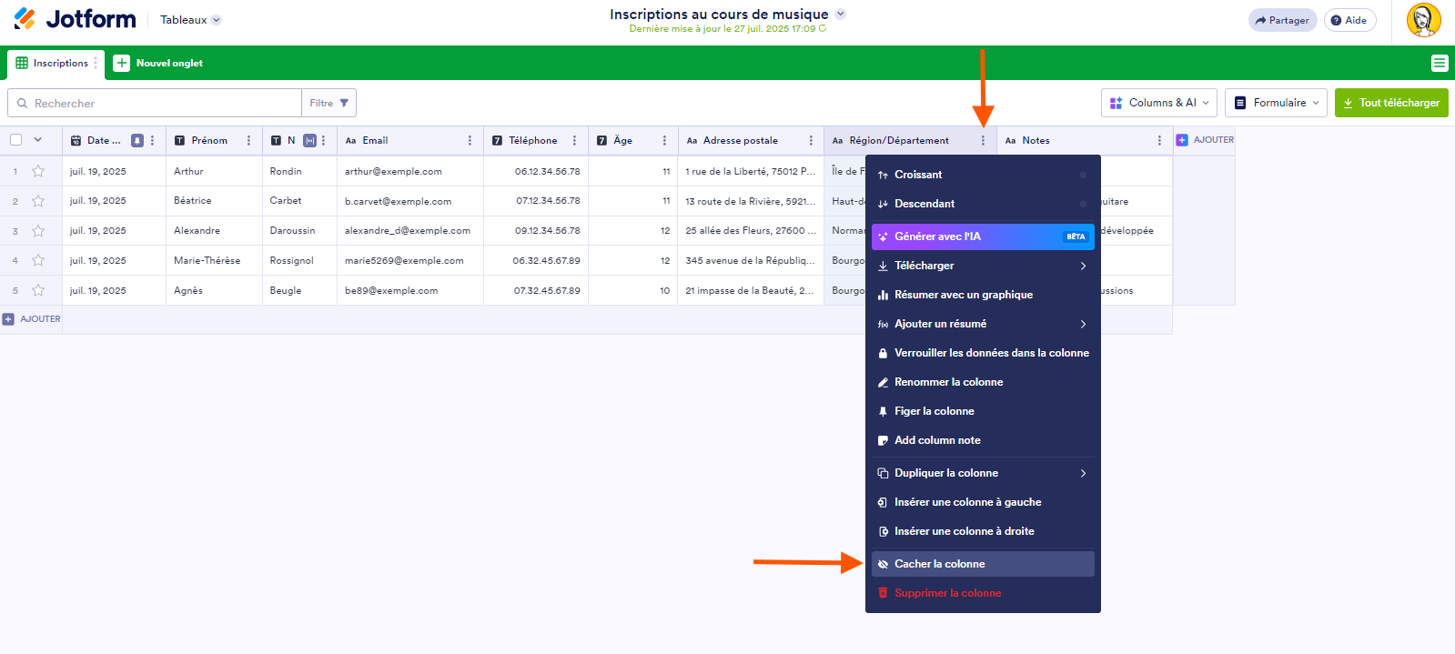 Capture d'écran d'un tableau avec une flèche pointant vers les trois points verticaux en haut de la colonne Région/Département et une autre pointant vers l'option Cacher la colonne dans le menu dans les Tableaux Jotform