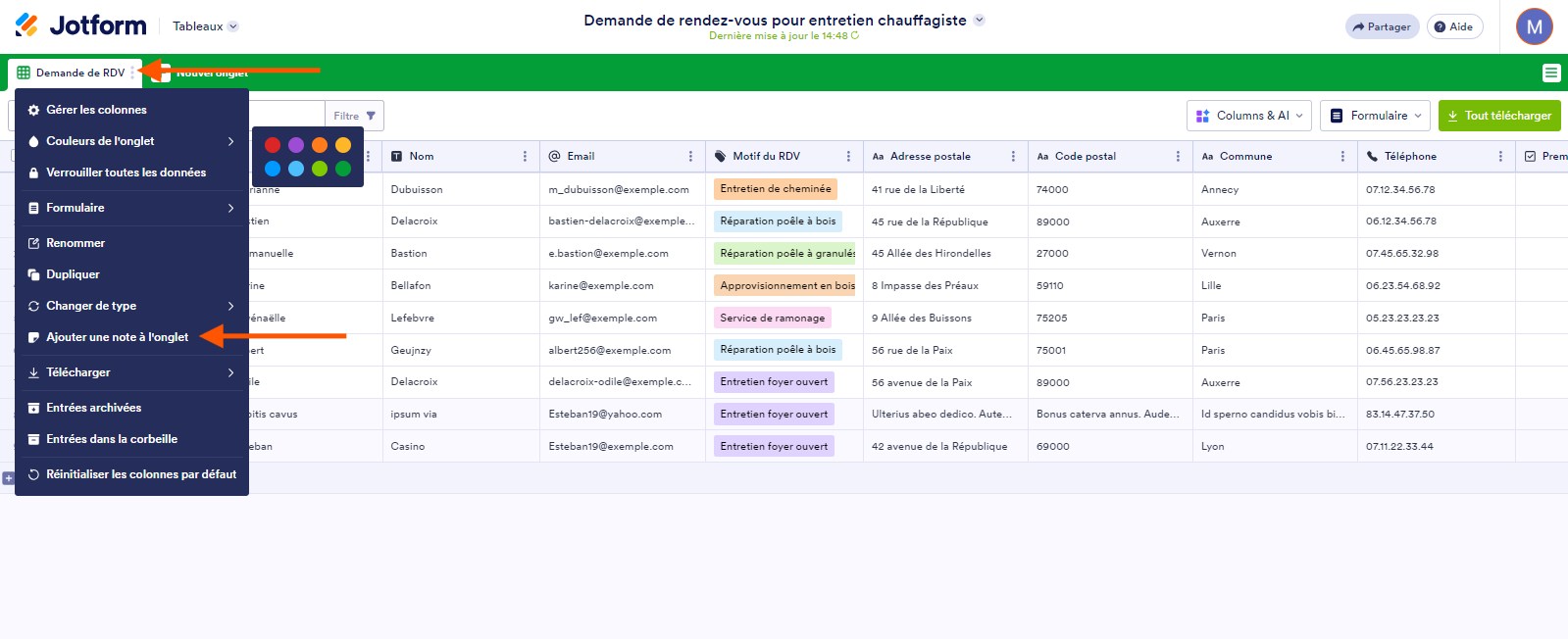 Capture d'écran d'un tableau dans les tableaux Jotform avec une flèche pointant sur l'option Ajouter une note à l'onglet et une autre pointant sur les trois points verticaux de l'onglet du tableau permettant d'ouvrir cette liste déroulante
