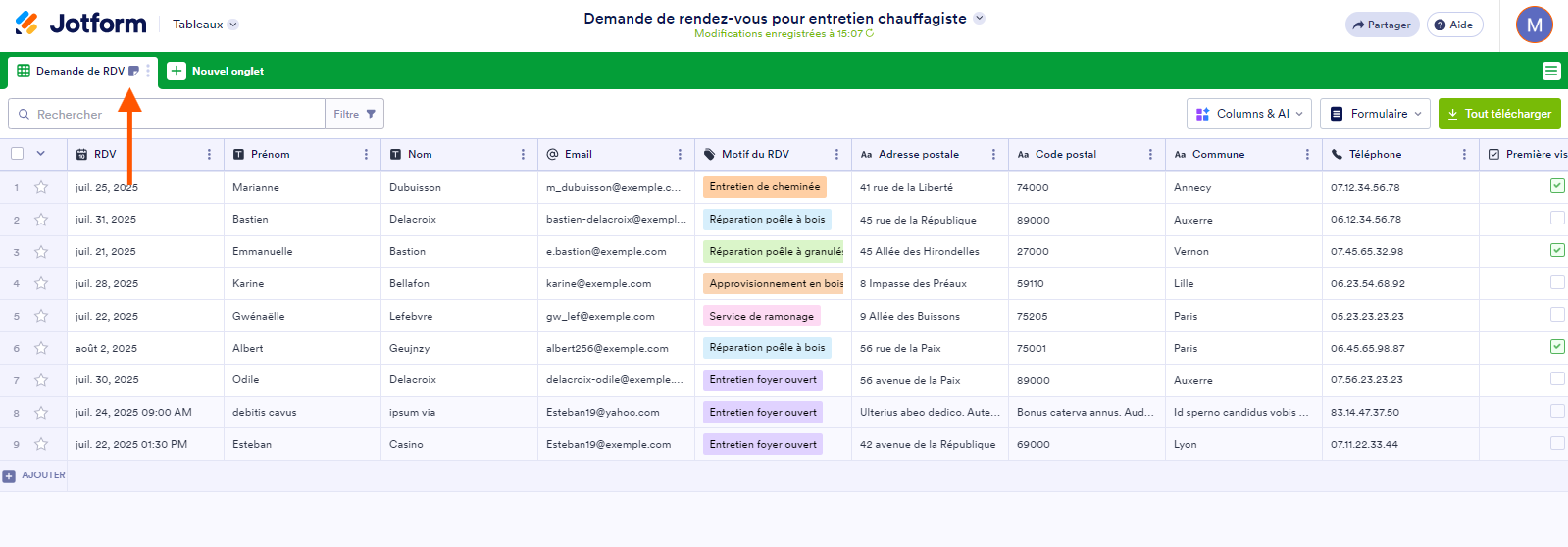Capture d'écran du tableau avec une flèche pointant sur l'icône de note qui apparaît dans l'onglet du tableau dans les tableaux Jotform