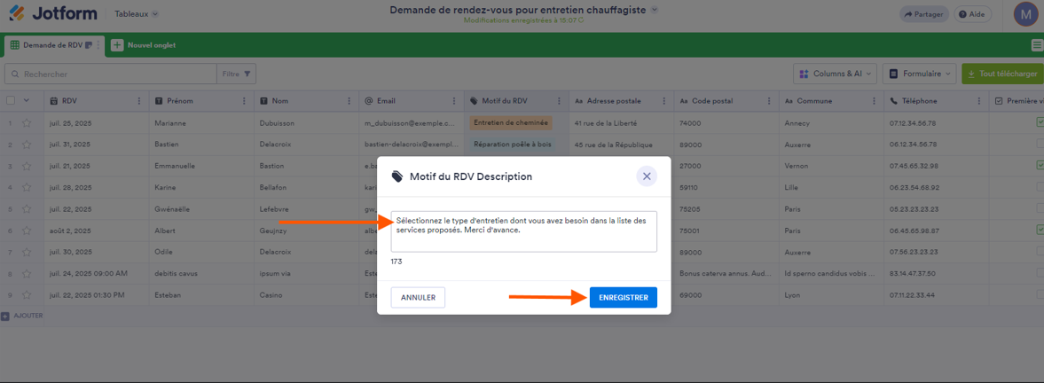 Capture d'écran de la fenêtre contextuelle avec une flèche pointant sur la description de colonne et une autre sur le bouton Enregistrer dans les Tableaux Jotform
