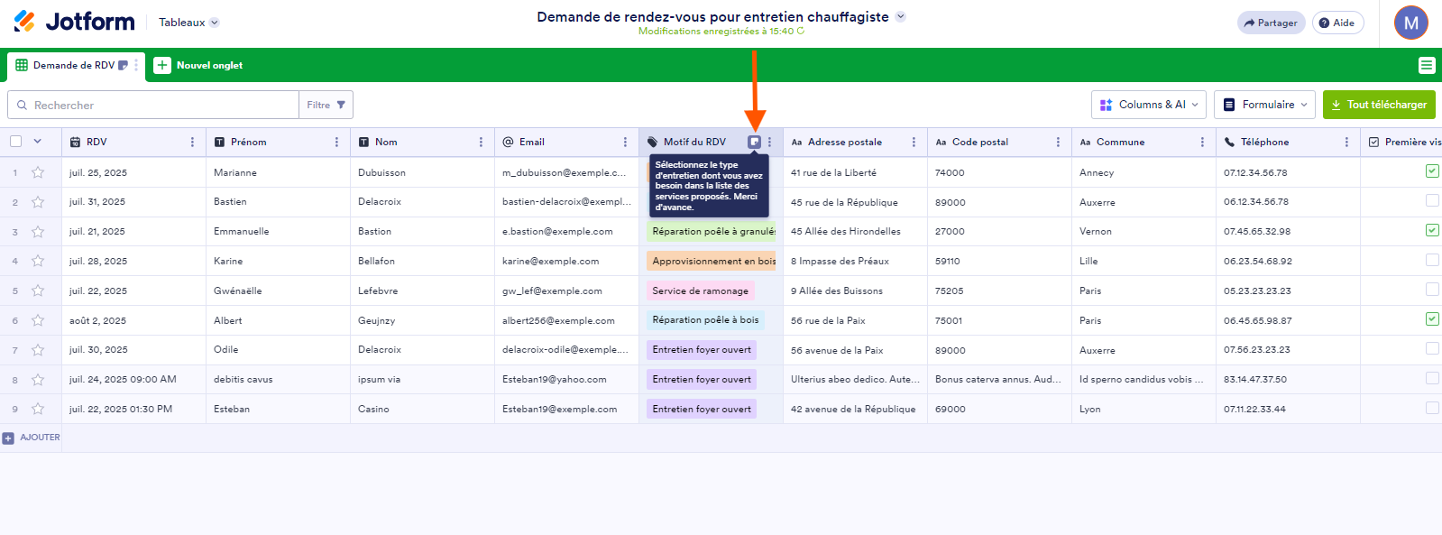 Capture d'écran avec une flèche pointant sur l'icône de note dans une colonne des Tableaux Jotform