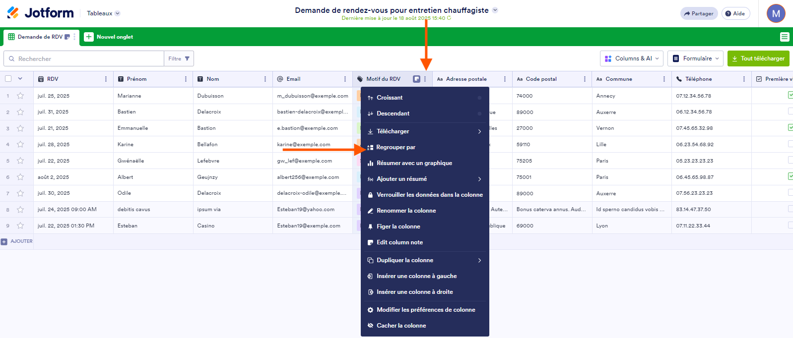 Capture d'écran d'un tableau avec une flèche pointant vers les trois points verticaux en haut d'une colonne et une autre pointant vers l'option Regrouper par dans la liste déroulante qui s'affiche dans les Tableaux Jotform
