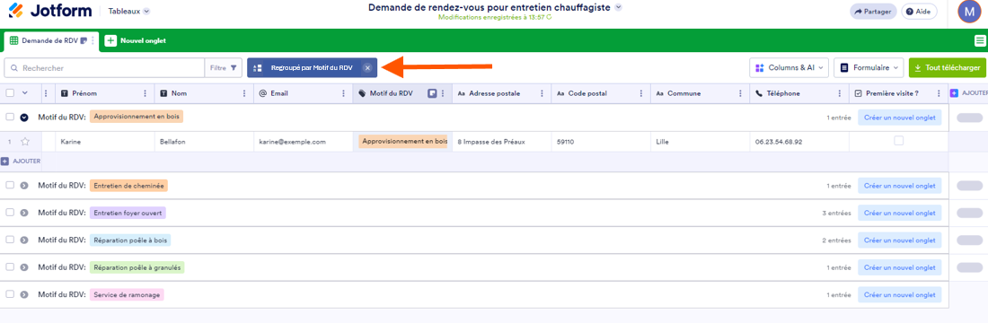 Capture d'écran d'un tableau avec une flèche pointant vers l'indication regroupé par Motif du RDV dans les Tableaux Jotform