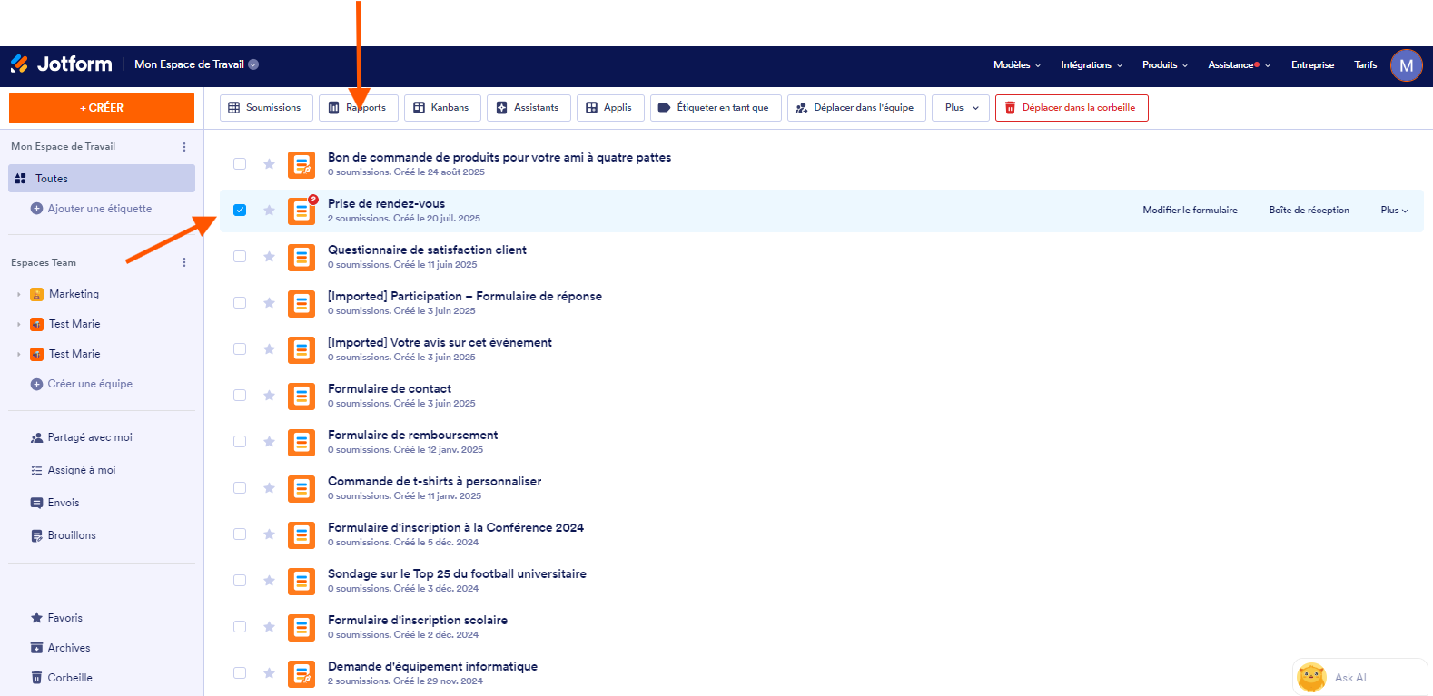 Capture d'écran avec une flèche pointant sur un Formulaire sélectionné dans la liste et une autre vers le bouton rapports dans la barre de menu supérieure dans Mon Espace de Travail Jotform