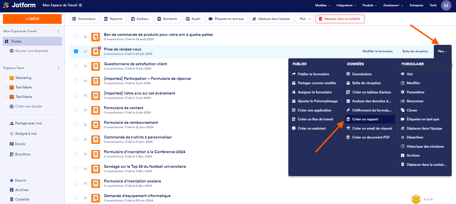 Capture d'écran de la page des formulaires avec une flèche pointant vers l'option 'Plus' à droite du formulaire sélectionné, et une autre flèche pointant vers l'option Créer un rapport dans la liste déroulante qui s'ouvre