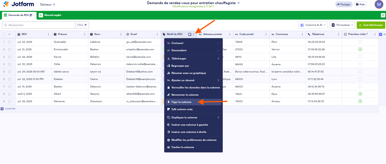 Capture d'écran d'un tableau Demande de rendez-vous pour entretien chauffagiste avec une flèche pointant vers les trois points verticaux de la colonne Motif du RDV et une autre pointant vers l'option Figer la colonne dans la liste déroulante des options dans les Tableaux Jotform