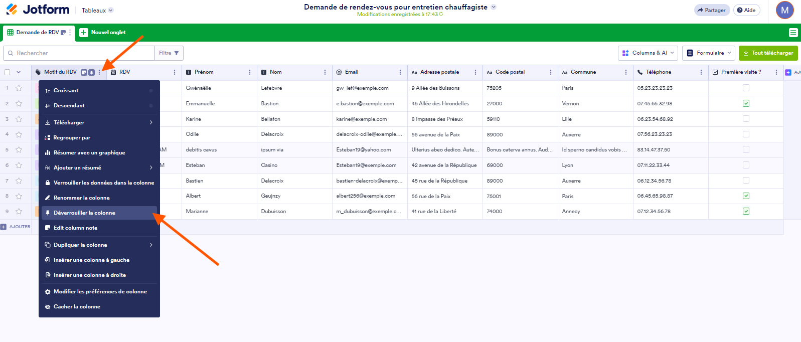Capture d'écran du tableau avec une flèche pointant vers les trois points verticaux de la colonne figée et une autre vers l'option Déverrouiller la colonne de la liste déroulante dans les Tableaux Jotform