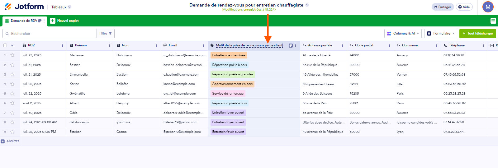 Capture d'écran d'un tableau dans Jotform avec une flèche pointant sur le nom d'une colonne avec un long nom et sur laquelle on a double-cliqué pour pouvoir modifier ce nom