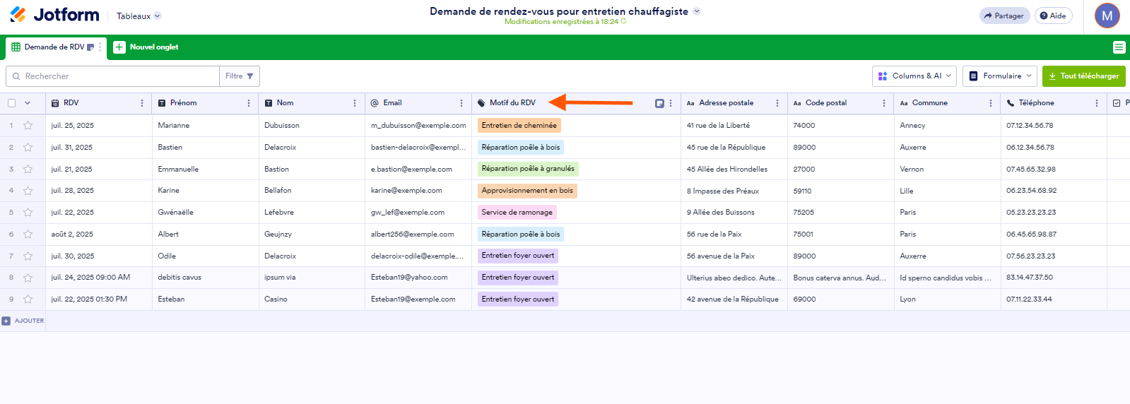 Capture d'écran d'un tableau avec une flèche vers le nouveau nom d'en-tête de la colonne mis à jour dans les Tableaux Jotform