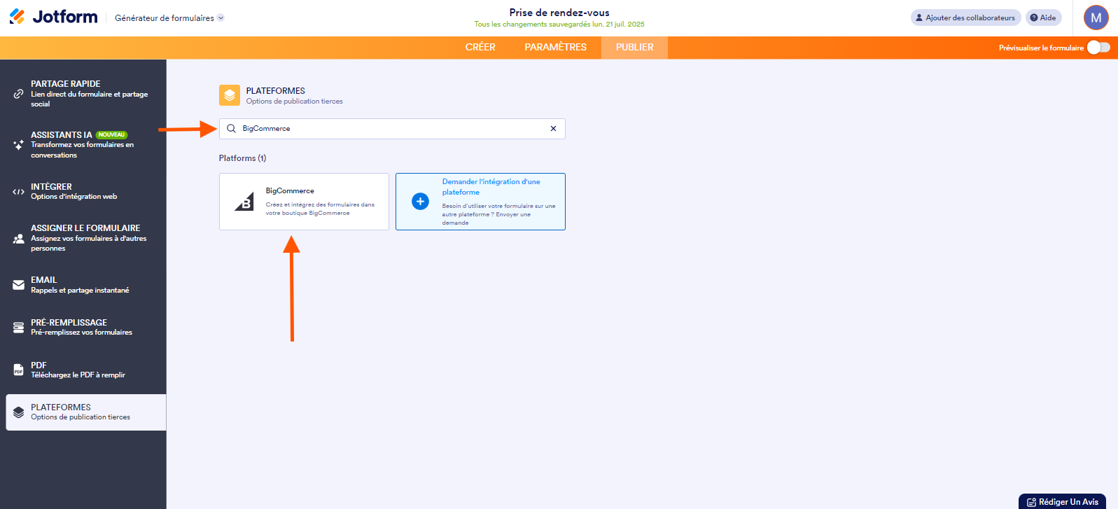 Capture d'écran de l'option BigCommerce avec une flèche pointant vers le champs de recherche de plateformes et une autre pointant vers la plateforme BigCommerce dans le Générateur de formulaires Jotform