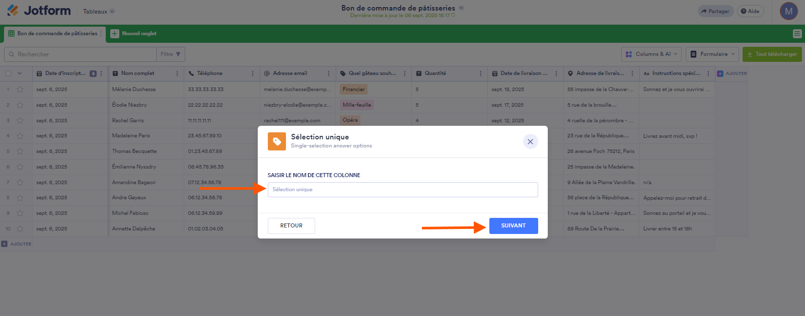 Capture d'écran de la boîte de dialogue Sélection unique avec une flèche pointant vers la zone de saisie SAISIR LE NOM DE CETTE COLONNE et une autre pointant vers le bouton Suivant dans les Tableaux Jotform