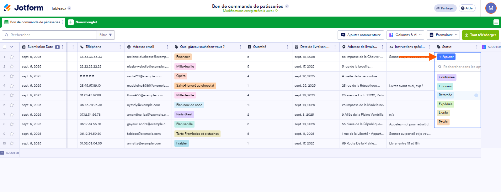 Capture d'écran du tableau avec la nouvelle colonne Statut et la liste déroulante avec les options et une flèche pointant sur le bouton +Ajouter au dessus de la liste déroulante dans les Tableaux Jotform