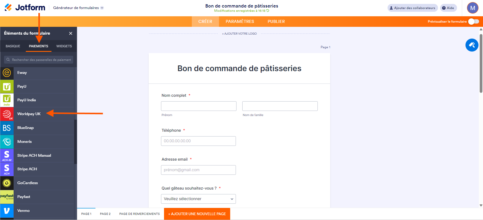 Capture d'écran d'un formulaire dans le Générateur de formulaires Jotform avec une flèche pointant vers l'onglet Paiements et une autre pointant vers Worldpay UK dans le menu des éléments de formulaire et l'onglet paiements
