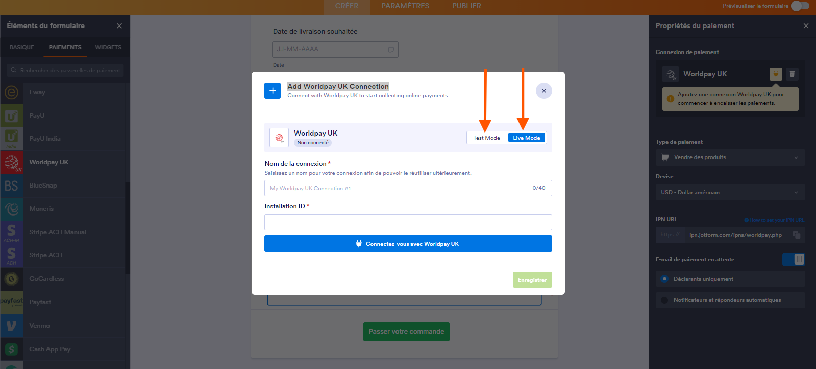 Capture d'écran d'un formulaire avec la fenêtre modale Ajouter une connexion Worldpay UK et deux flèches pointant vers Test Mode et Live Mode, dans le Générateur de formulaires Jotform